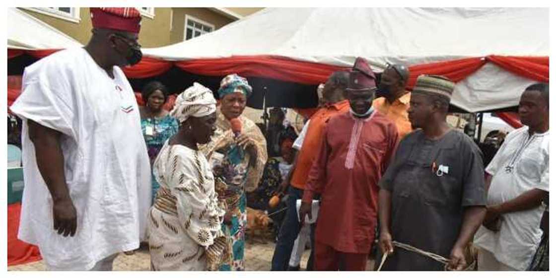 Dalilin da yasa na gwangwaje tsofaffi da kyautar awaki, in ji Dan Majalisa Dalilin da yasa na gwangwaje tsofaffi da kyautar awaki, in ji Dan Majalisa