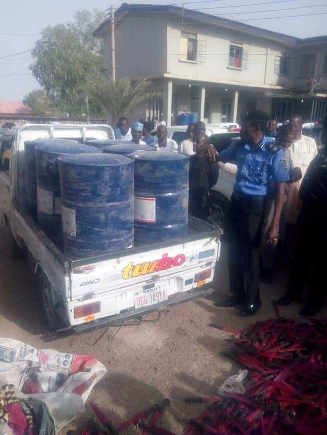 An kama muggan makamai da mota cike da kwayoyi a Kano, hotuna An kama muggan makamai da mota cike da kwayoyi a Kano, hotuna