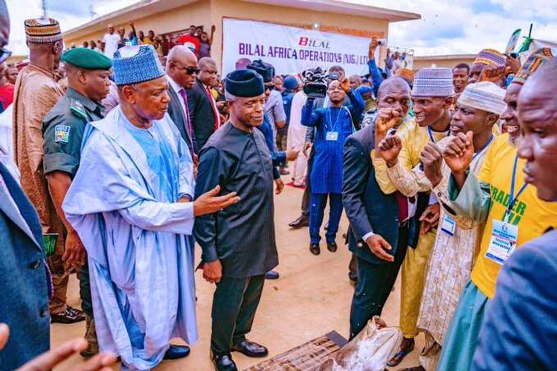 Osinbajo ya bude kasuwar shanu da katafariyar tashar mota a jihar Kebbi (Hotuna) Osinbajo ya bude kasuwar shanu da katafariyar tashar mota a jihar Kebbi (Hotuna)