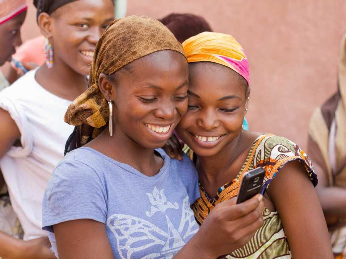Positive effects of social media to the society Positive effects of social media to the society