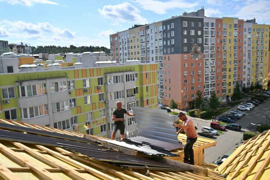 The race is on to repair housing damaged by shelling before the onset of winter The race is on to repair housing damaged by shelling before the onset of winter