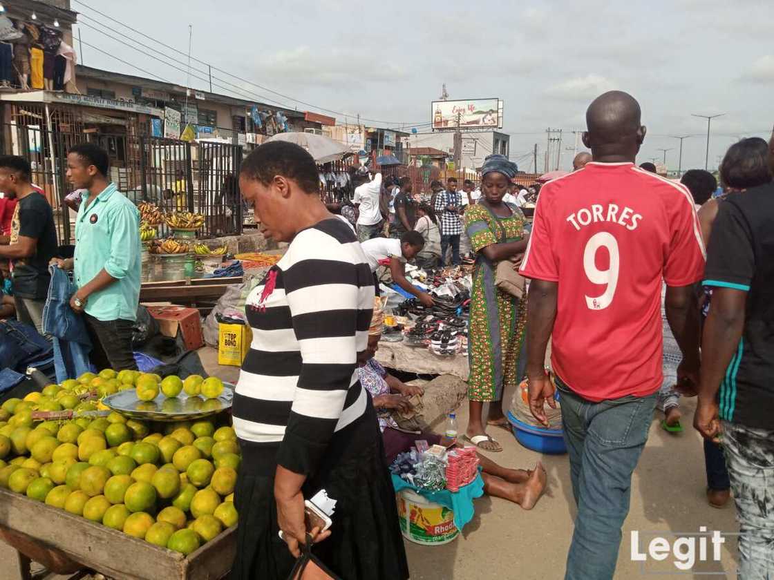 Orange sellers at the market lament increment in the cost of purchase. Photo credit: Esther odili