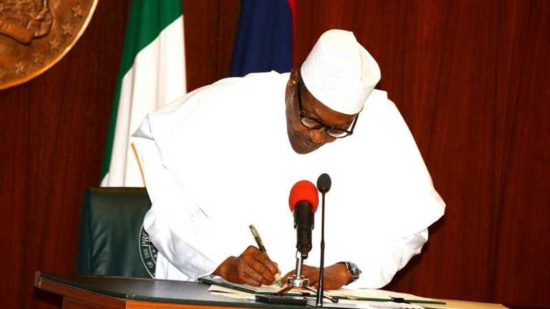 Buhari ya amince da nadin Bello Maitama a matsayin darekta a NRC Buhari ya amince da nadin Bello Maitama a matsayin darekta a NRC