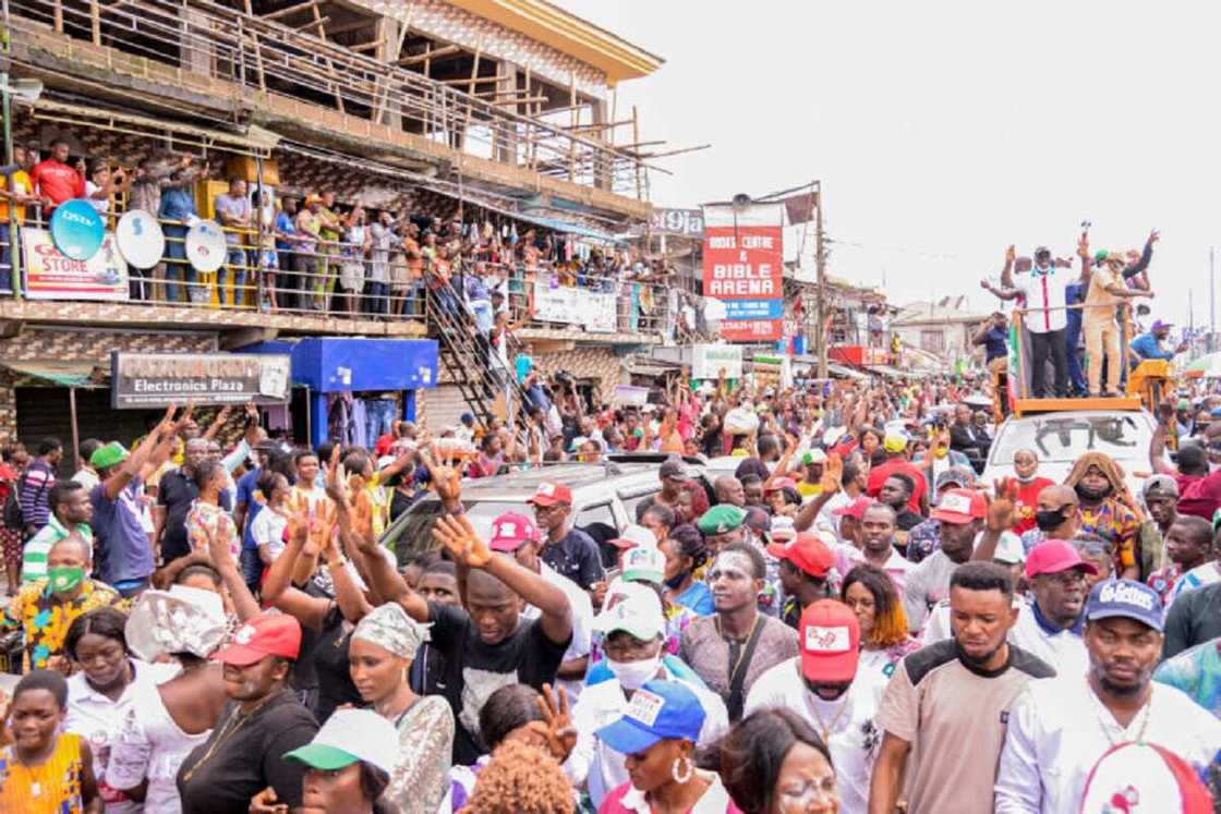 Hotuna: Dubban mazauna Edo sun sha shagali bayan Obaseki ya fito murna a tituna Hotuna: Dubban mazauna Edo sun sha shagali bayan Obaseki ya fito murna a tituna