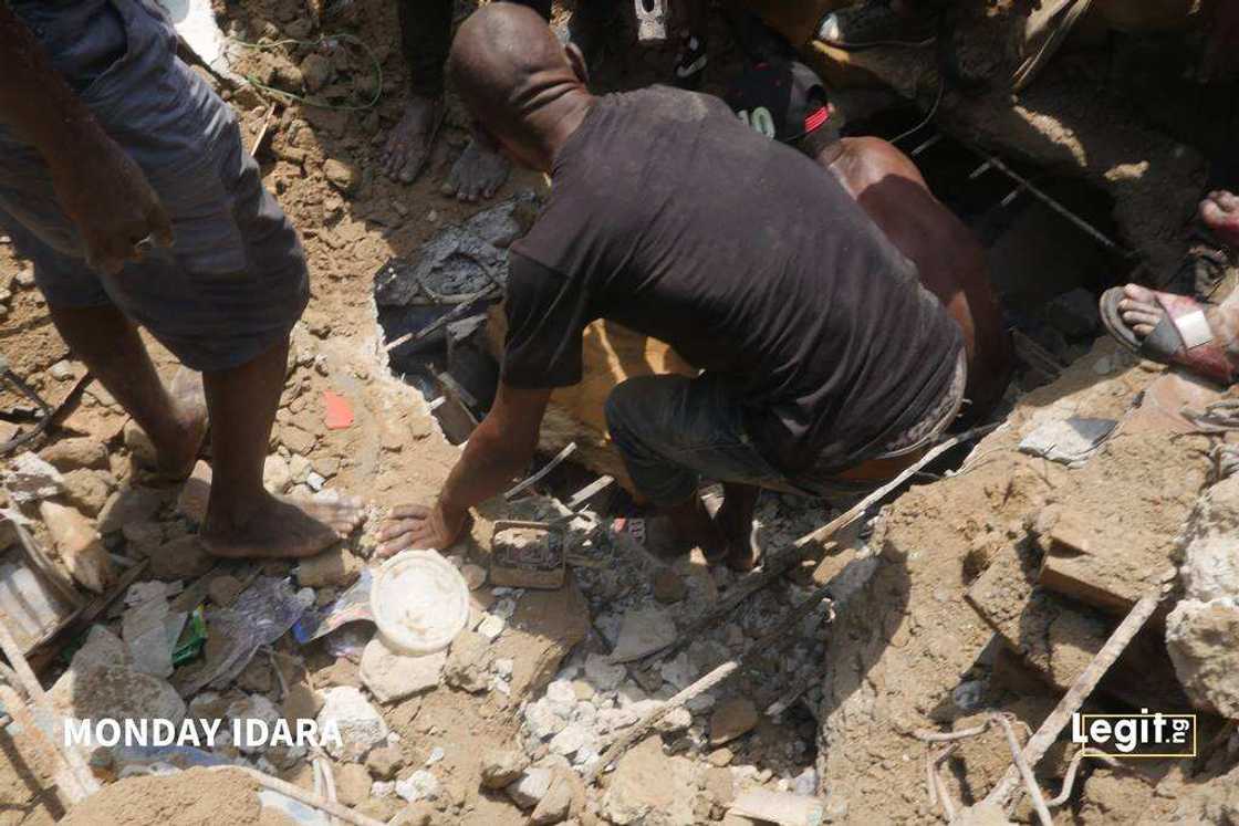 Hotunan yadda ake ceto daliban makarantar da ta rubza a Legas Hotunan yadda ake ceto daliban makarantar da ta rubza a Legas