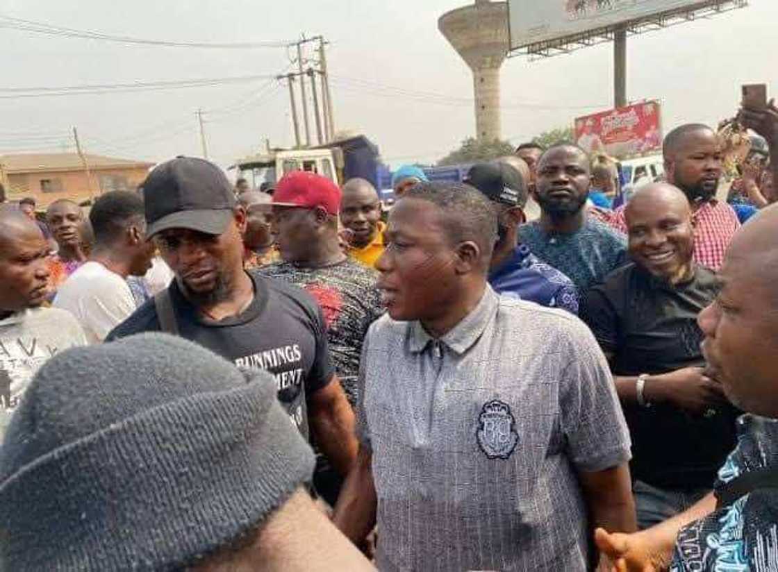 Video Emerges as Sunday Igboho’s Thugs Attack SSS Officials in Osun Video Emerges as Sunday Igboho’s Thugs Attack SSS Officials in Osun