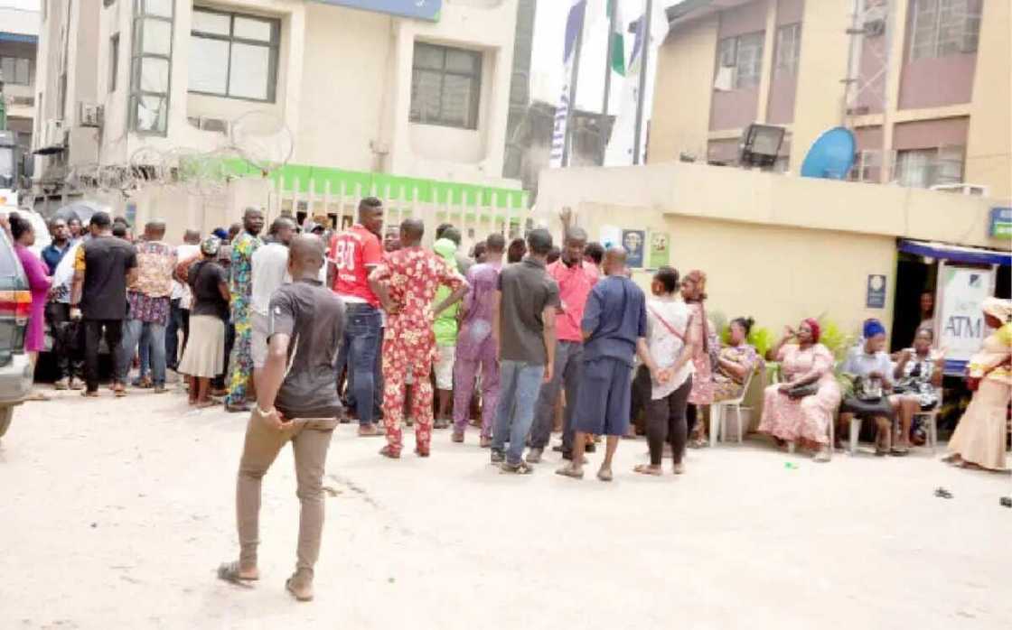 Jama'a tsaye a bakin banki Jama'a tsaye a bakin banki