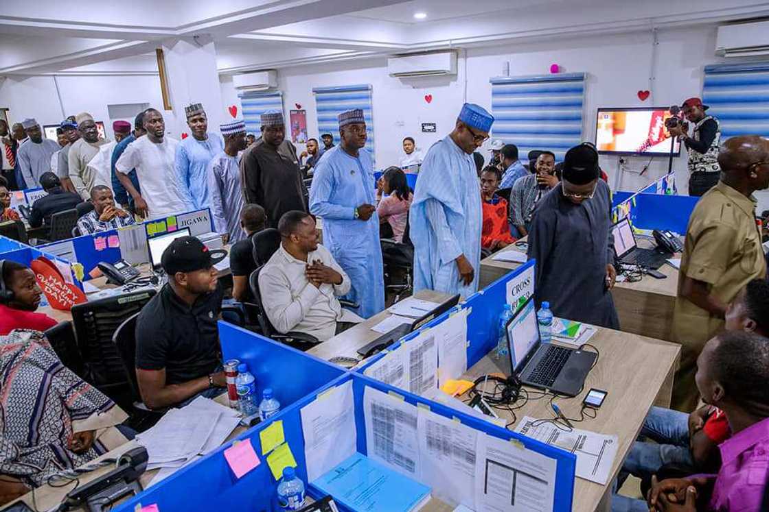 Buhari visits APC campaign headquarters in Abuja for updates on poll results (photos) Buhari visits APC campaign headquarters in Abuja for updates on poll results (photos)