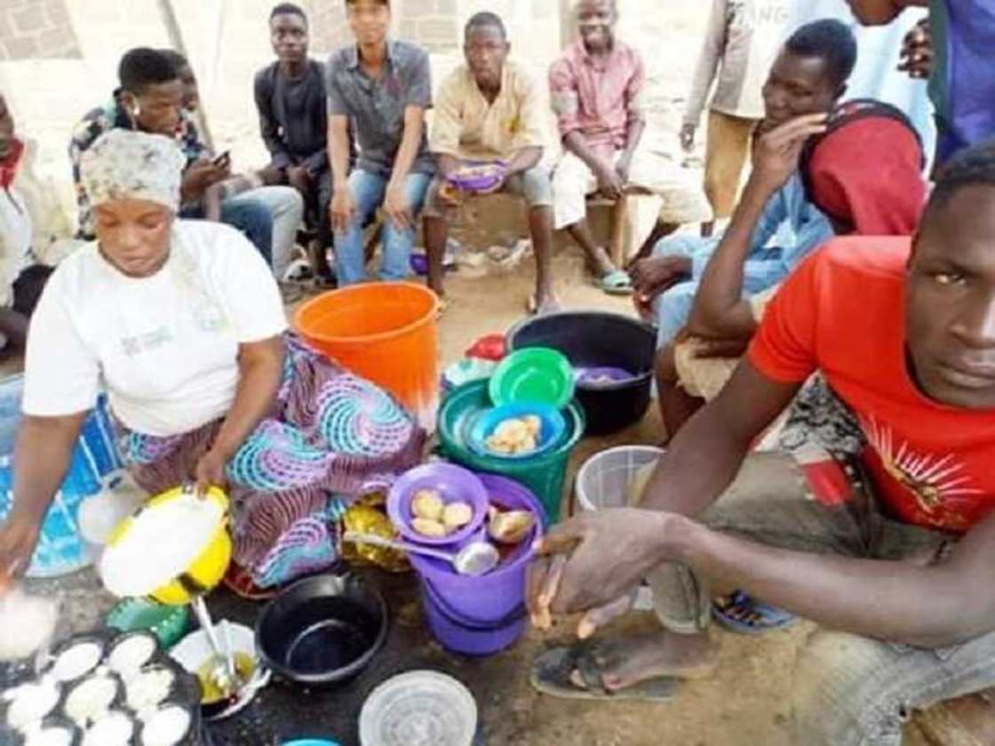 Hajiya mai waina ta rabar da wainarta duka albarkacin nasarar Buhari (Hotuna) Hajiya mai waina ta rabar da wainarta duka albarkacin nasarar Buhari (Hotuna)