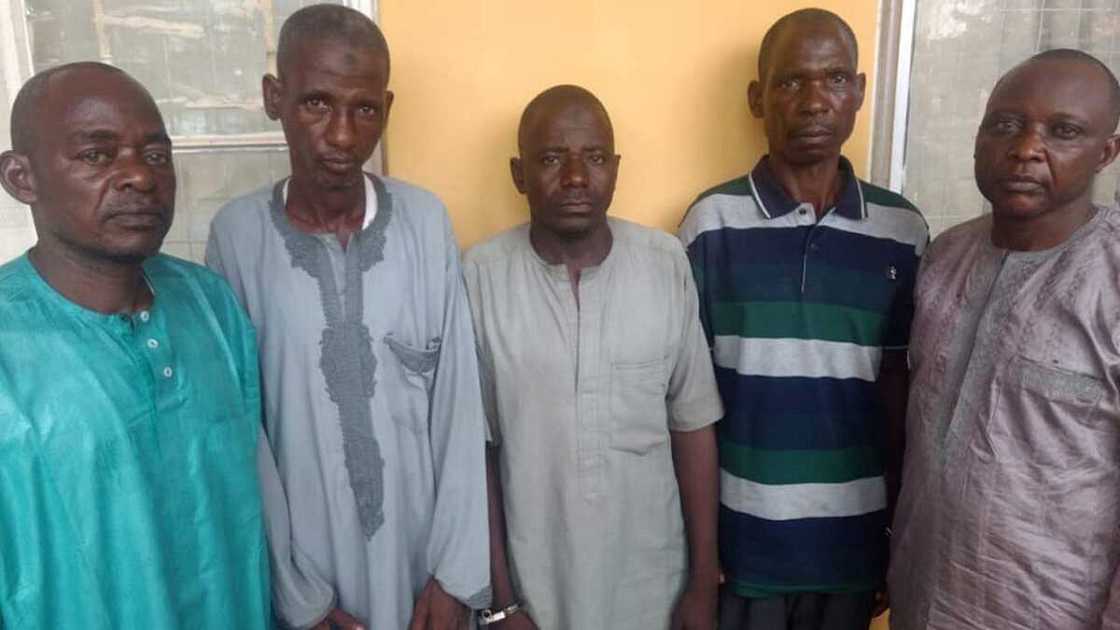 Kaduna: 'Yan Sanda Sun Kama Mutum 6 Kan Satar Tankar Mai Ɗauke Da Fetur Na N6.2m Kaduna: 'Yan Sanda Sun Kama Mutum 6 Kan Satar Tankar Mai Ɗauke Da Fetur Na N6.2m