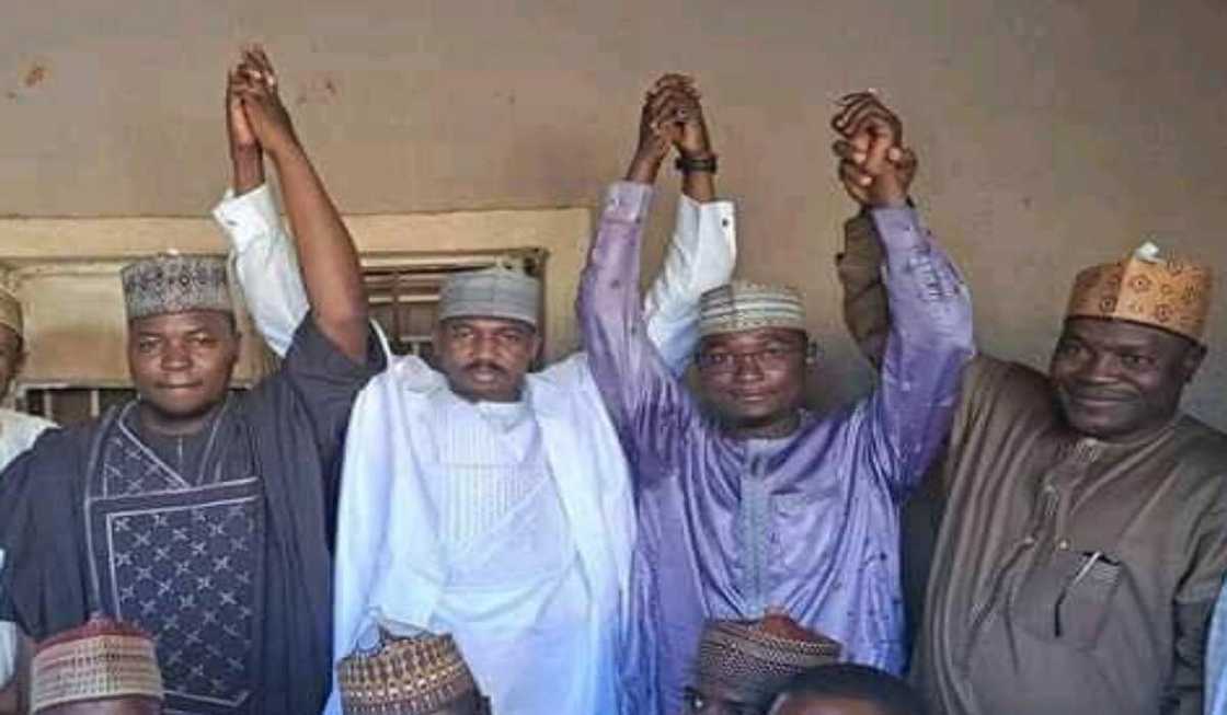 'Yan PDP sun sauya sheka zuwa APC a Sokoto 'Yan PDP sun sauya sheka zuwa APC a Sokoto