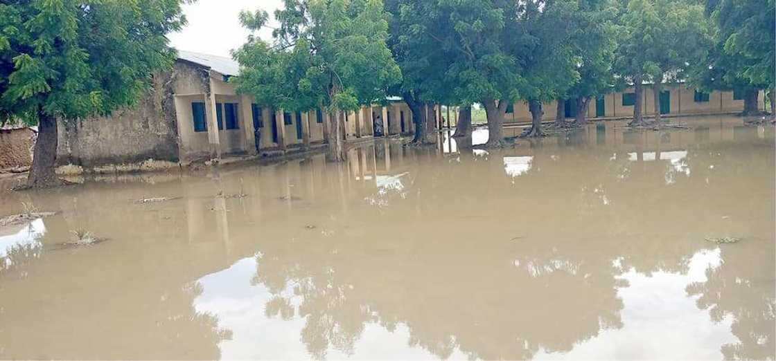 Yadda ruwa ya mamaye wata Firamare. Yadda ruwa ya mamaye wata Firamare.