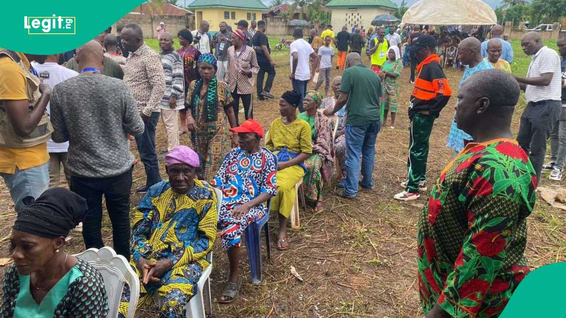 Edo: Mutane sun tayar da tarzoma a rumfar zabe bayan INEC ta manta da takardar rubuta sakamako Edo: Mutane sun tayar da tarzoma a rumfar zabe bayan INEC ta manta da takardar rubuta sakamako