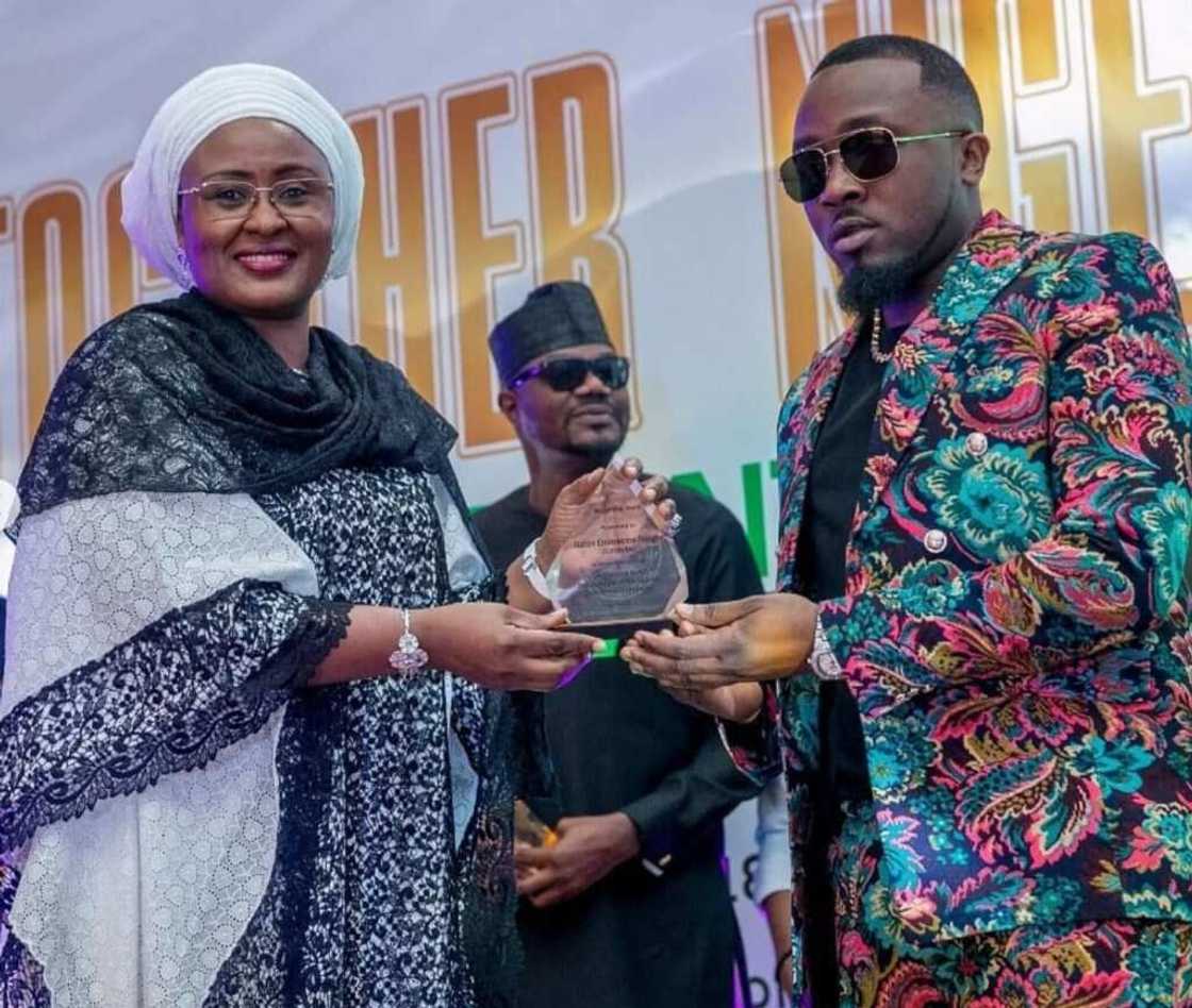 Jaruman fim, mawaka, gwamnoni da fitattun 'yan Najeriya sun halarci taron kamfen din Buhari, hotuna Jaruman fim, mawaka, gwamnoni da fitattun 'yan Najeriya sun halarci taron kamfen din Buhari, hotuna