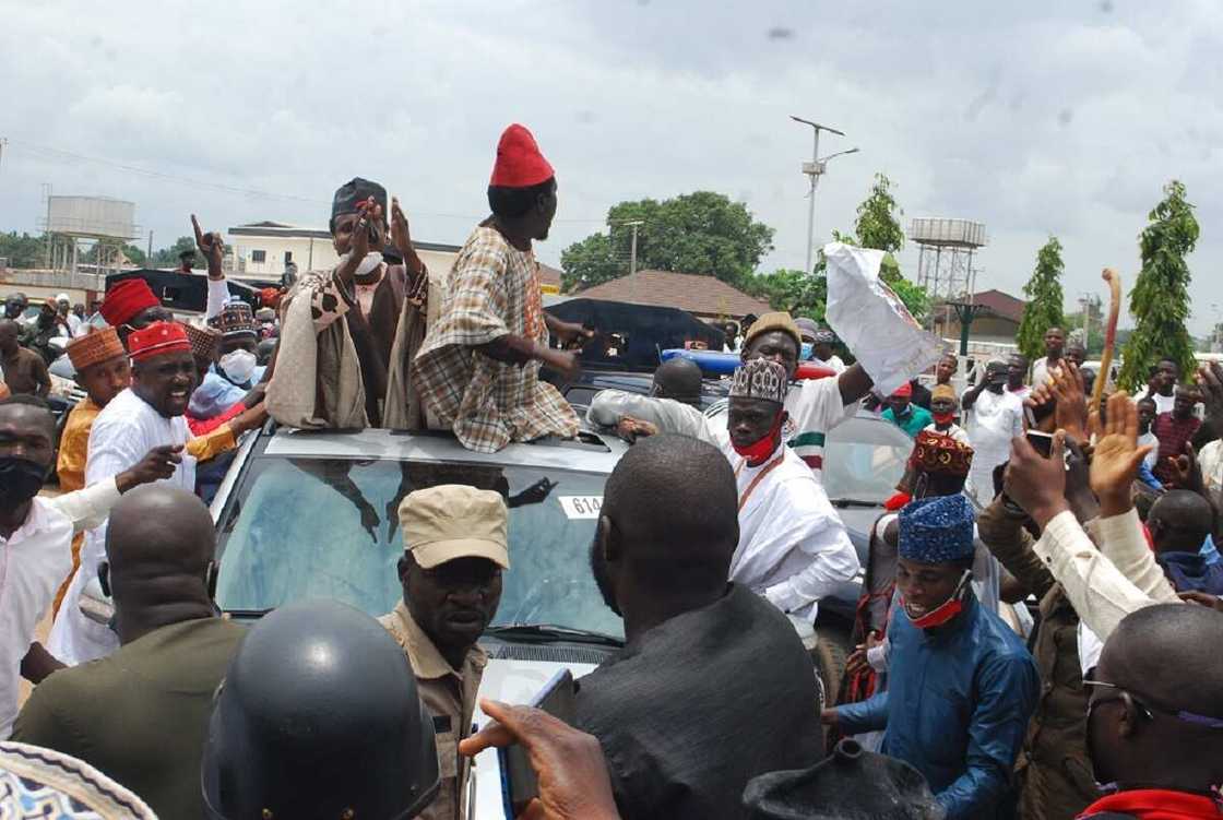 Dubban masoya sun yi tururuwar fitowa a Kaduna domin tarban tsohon Sarkin Kano, Sanusi Dubban masoya sun yi tururuwar fitowa a Kaduna domin tarban tsohon Sarkin Kano, Sanusi