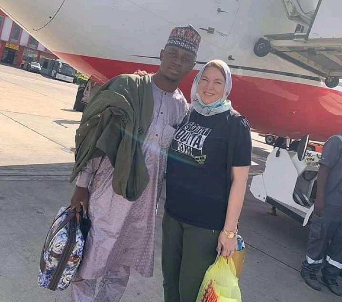 Hotunan ango Sulaiman Panshekara ya daga Amurka da dattijuwar baturiyar matarsa Hotunan ango Sulaiman Panshekara ya daga Amurka da dattijuwar baturiyar matarsa