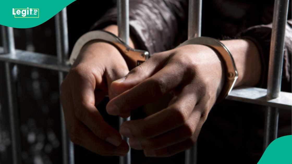 Young man, 20, escapes from prison by entering his cellmate's bag Young man, 20, escapes from prison by entering his cellmate's bag