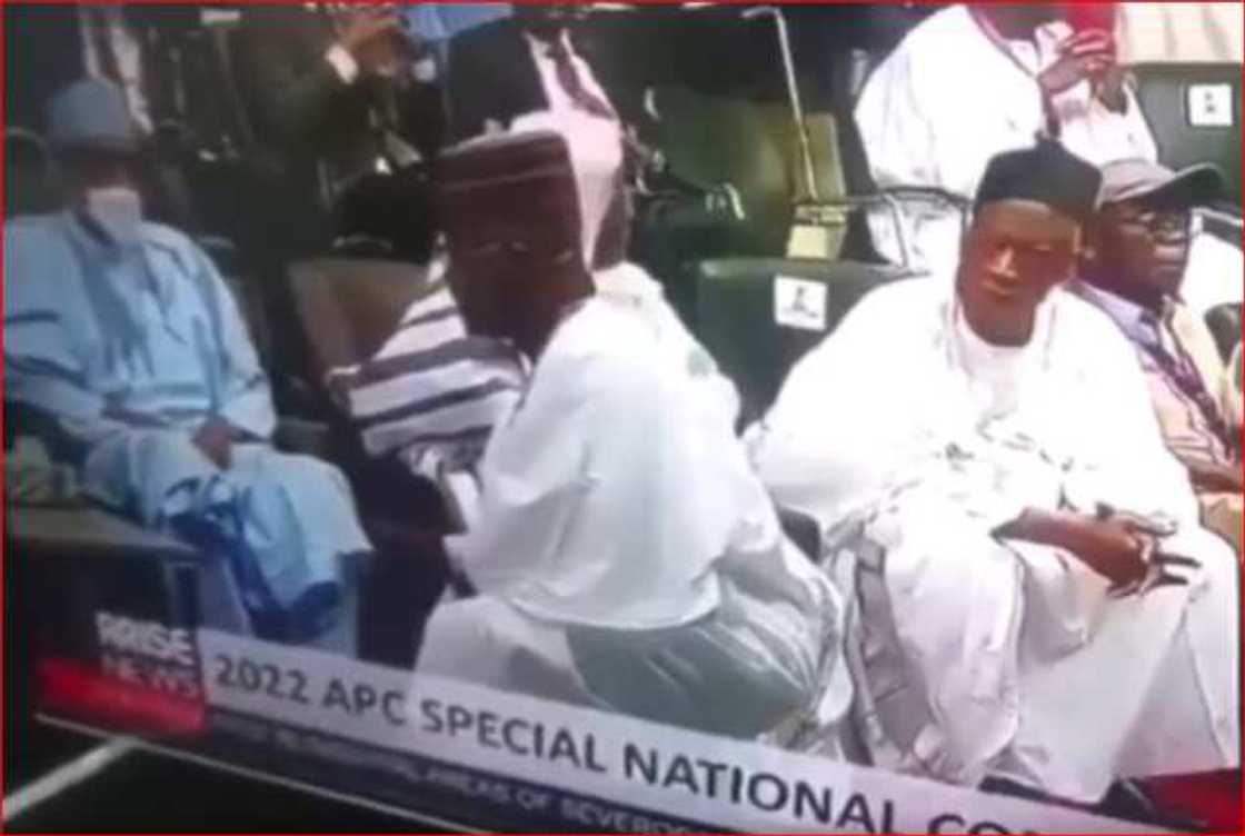 An yi abin kunya: Bidiyon yadda Yahaya Bello ya durkusa ya gaida kowa, amma kauracewa shugaban APC na kasa An yi abin kunya: Bidiyon yadda Yahaya Bello ya durkusa ya gaida kowa, amma kauracewa shugaban APC na kasa