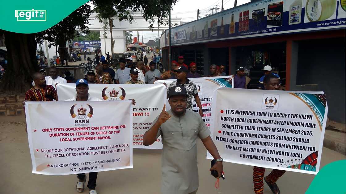 Protesters holding banners against alleged extension of Mayor Echezona Anazodo’s tenure Protesters holding banners against alleged extension of Mayor Echezona Anazodo’s tenure