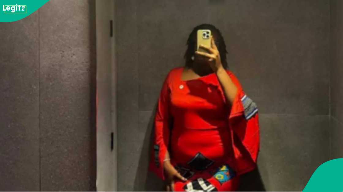 A lady posts chat from man she sent picture to.