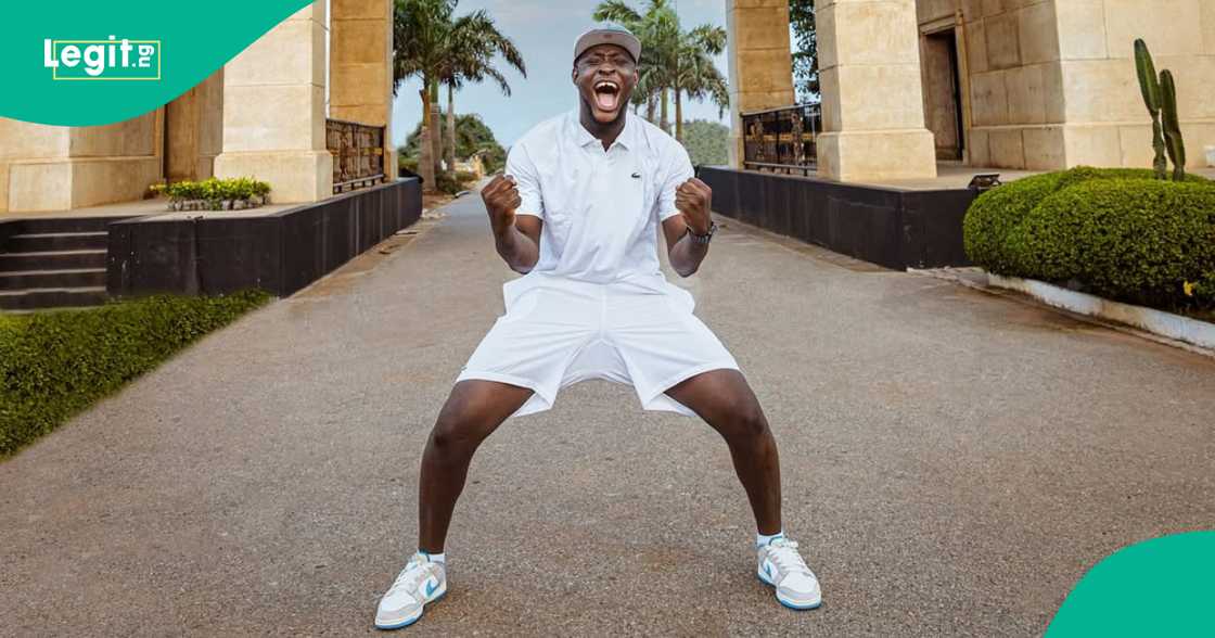 Carter Efe elicits reactions from fans who dragged him over Davido. Carter Efe elicits reactions from fans who dragged him over Davido.