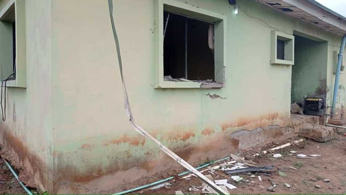 Hotunan yadda yan bindiga suka fasa gidan yari suka saki Fursunoni 1000 Hotunan yadda yan bindiga suka fasa gidan yari suka saki Fursunoni 1000