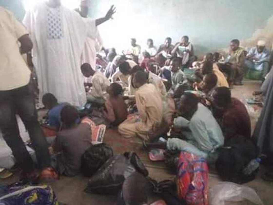 Hotuna: Yadda gwamnatin Zamfara ta ceto wasu bayin Allah 57 daure cikin ankwa a wani gidan mari Hotuna: Yadda gwamnatin Zamfara ta ceto wasu bayin Allah 57 daure cikin ankwa a wani gidan mari