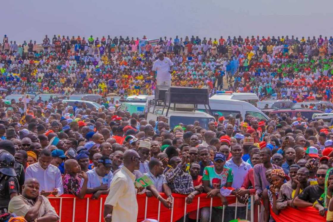 Atiku ya samu karbuwa yayin taron sa na yakin neman zabe cikin birnin Jalingo Atiku ya samu karbuwa yayin taron sa na yakin neman zabe cikin birnin Jalingo