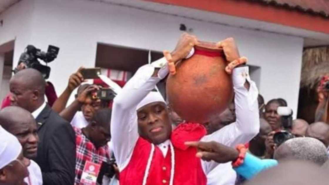 People surrounded the Olu of Warri.