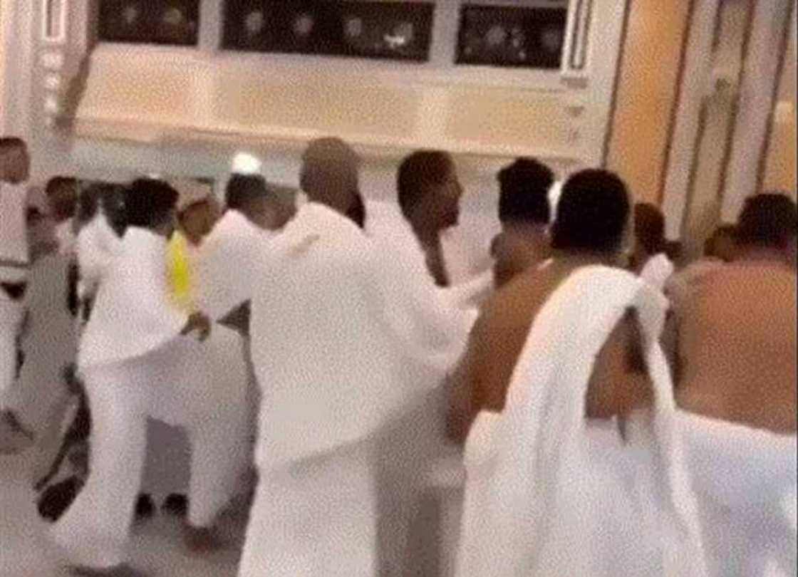 Bidiyon Wasu Da Suka Bawa Hammata Iska a Masallacin Ka'aba