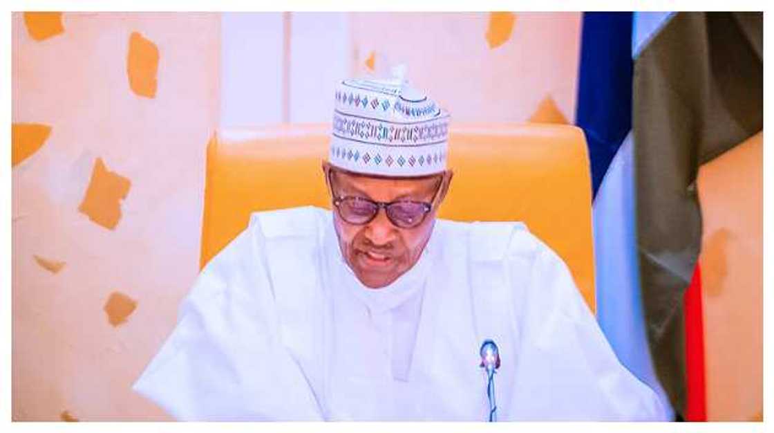 Buhari at the FEC meeting in Abuja