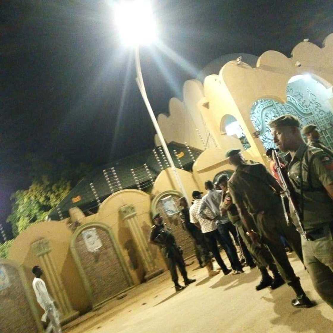 Hukumar EFCC ta kai farmaki gidan tsohon gwamnan Zamfara Abdul Aziz Yari Hukumar EFCC ta kai farmaki gidan tsohon gwamnan Zamfara Abdul Aziz Yari