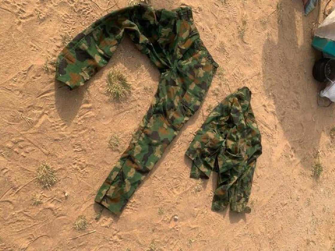 Hotunan ragargazar da dakarun soji suka yi wa 'yan bindiga a kan hanyar Kaduna Hotunan ragargazar da dakarun soji suka yi wa 'yan bindiga a kan hanyar Kaduna