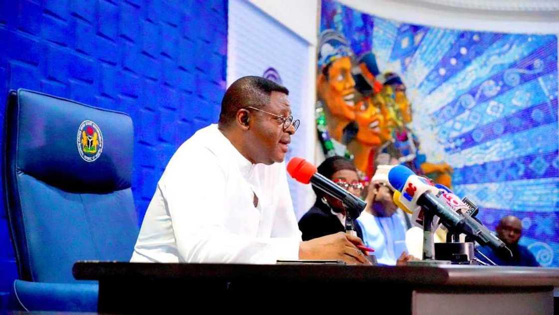 Gwamna Bassey Otu ya ce zai daga darajar ma'aikatan wucin gadi zuwa cikakkun ma'aikatan gwamnati Gwamna Bassey Otu ya ce zai daga darajar ma'aikatan wucin gadi zuwa cikakkun ma'aikatan gwamnati