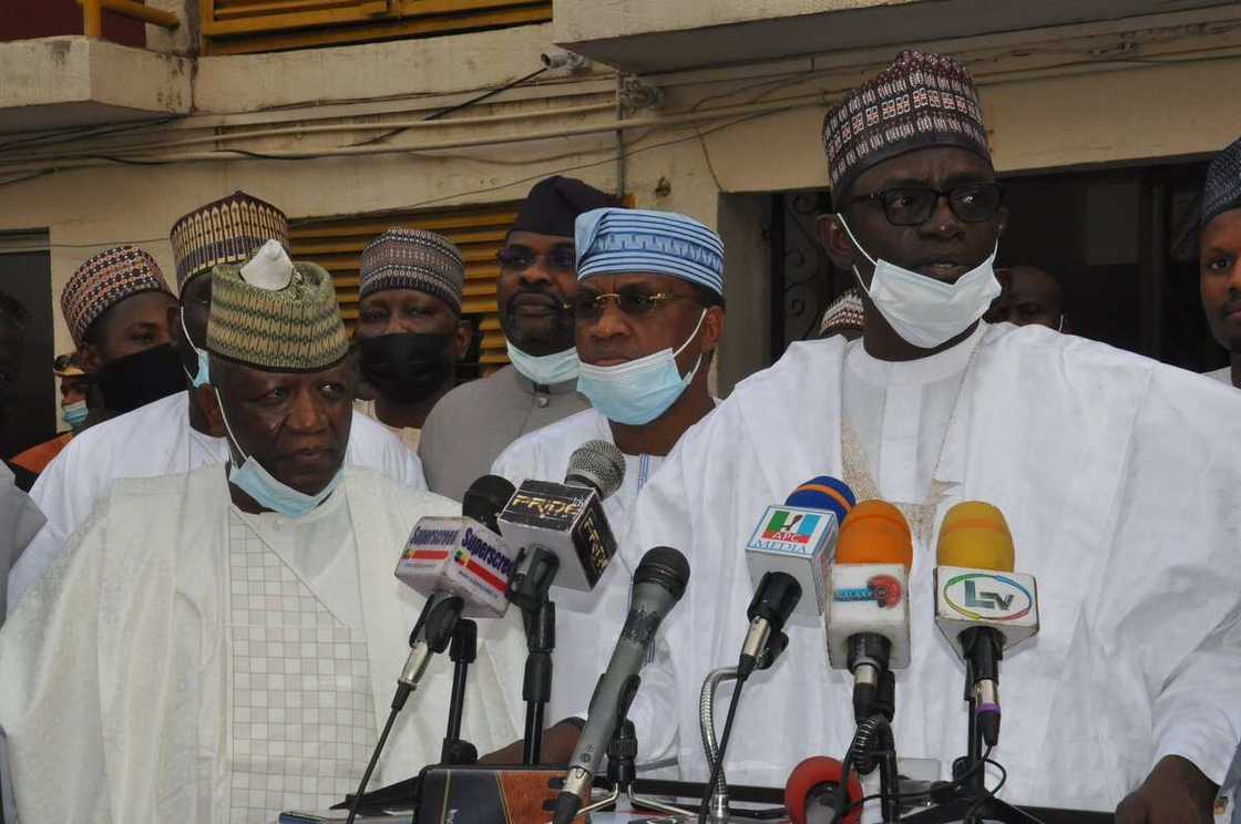 Da duminsa: APC ta yi sasanci tsakanin Yari da Marafa a jihar Zamfara (Hotuna) Da duminsa: APC ta yi sasanci tsakanin Yari da Marafa a jihar Zamfara (Hotuna)