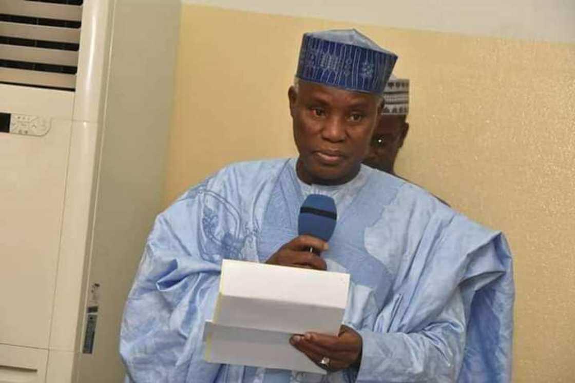 Mu na fuskantar karancin kudi da kayan aiki - Ministan tsaro Mu na fuskantar karancin kudi da kayan aiki - Ministan tsaro