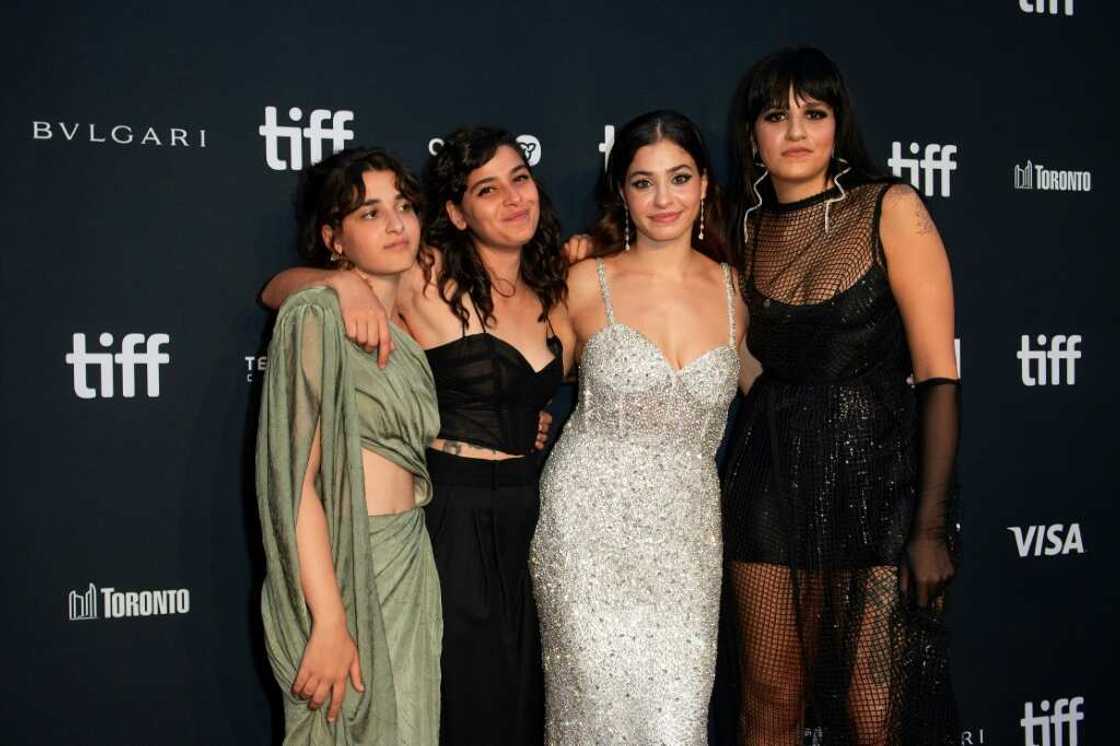 French-Lebanese actresses Nathalie and Manal Issa play Yusra and her sister Sarah French-Lebanese actresses Nathalie and Manal Issa play Yusra and her sister Sarah
