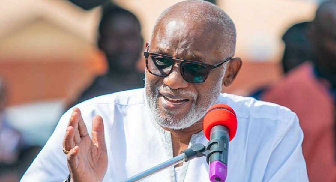 Gwamna Akerodolu Gwamna Akerodolu