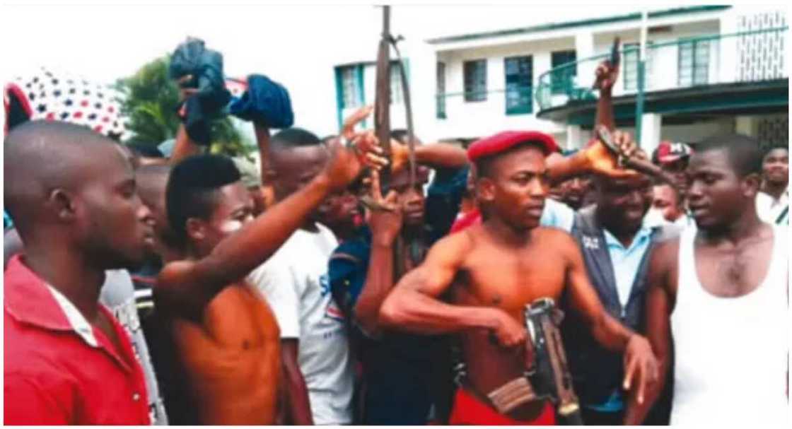 Yanzunnan: Yan kungiyar asiri sun katse rayuwar dalibi da 'yan sanda 2 a Bayelsa Yanzunnan: Yan kungiyar asiri sun katse rayuwar dalibi da 'yan sanda 2 a Bayelsa