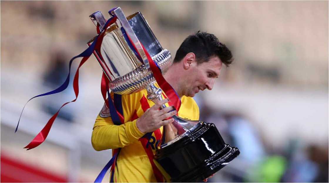 Every Barcelona Player Wanted A Picture With Lionel Messi And The Copa del Rey Trophy Every Barcelona Player Wanted A Picture With Lionel Messi And The Copa del Rey Trophy