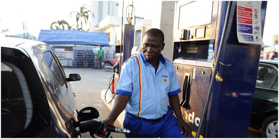 Fetur ya tashi a wasu wurare, farashin ya haura N220 duk da Gwamnati ta ce kudi bai canza ba Fetur ya tashi a wasu wurare, farashin ya haura N220 duk da Gwamnati ta ce kudi bai canza ba