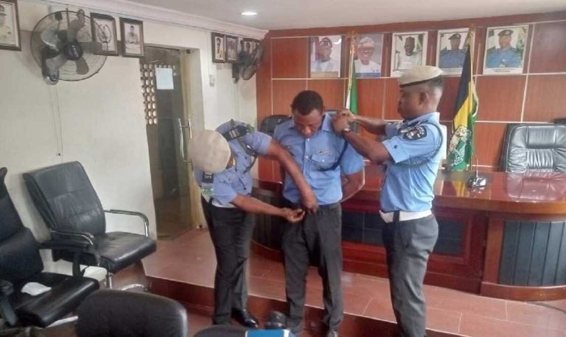 An kori dan sanda saboda samunsa da damfarar wani a Legas An kori dan sanda saboda samunsa da damfarar wani a Legas