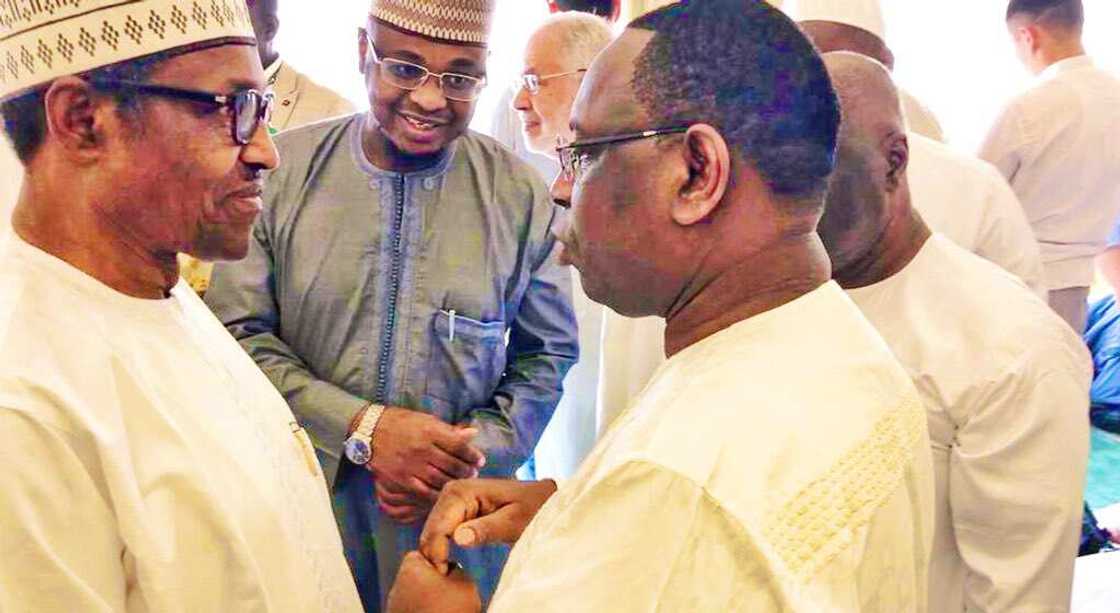 Buhari ya yi sallar Juma'a a Makkah tare da wasu shugabanin kasashe (Hotuna) Buhari ya yi sallar Juma'a a Makkah tare da wasu shugabanin kasashe (Hotuna)