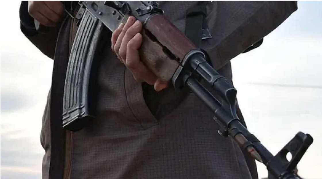 'Yan bindiga sun halaka wani soja sannan sun yi garkuwa da mata da yaranta 2 a Zaria 'Yan bindiga sun halaka wani soja sannan sun yi garkuwa da mata da yaranta 2 a Zaria