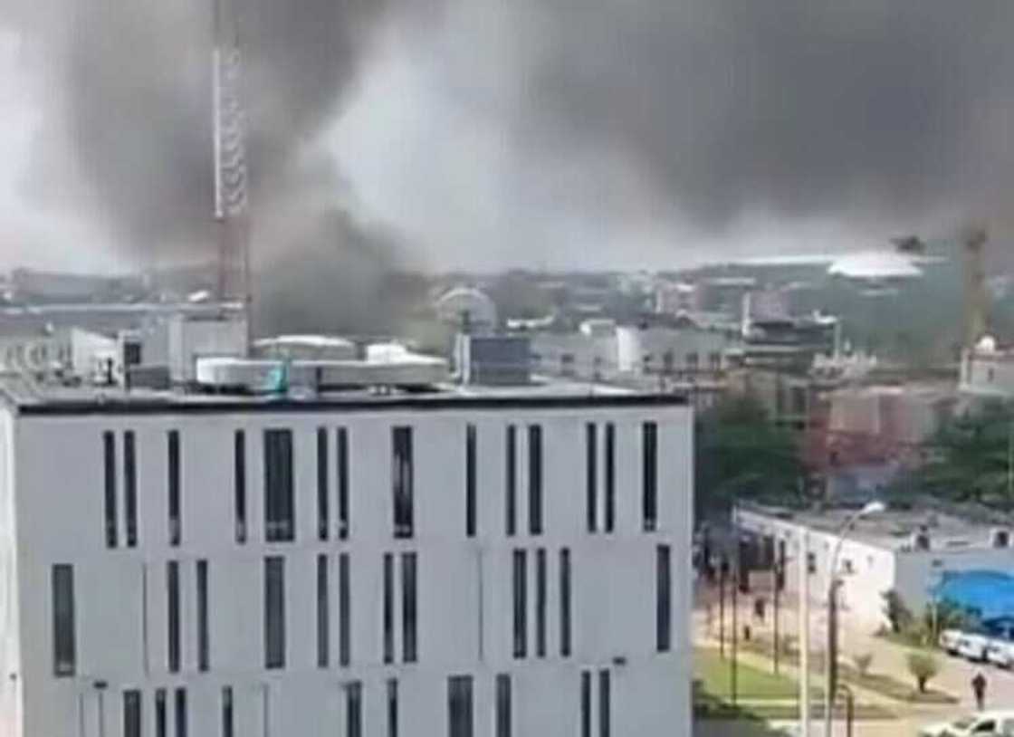 Hoton yadda wuta ta kama a ofishin. Hoton yadda wuta ta kama a ofishin.