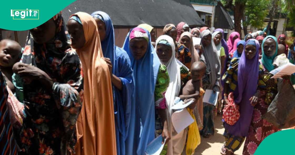 Iyaye mata sun kai yaransu rigakafi.