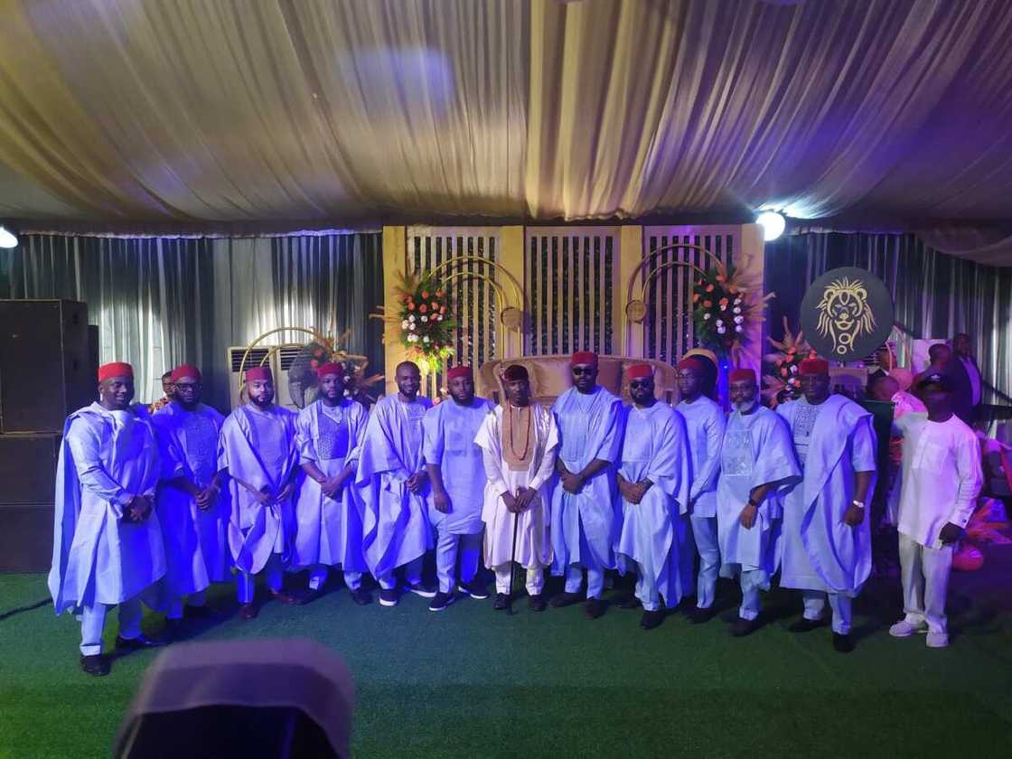 Hotuna: Tsohon gwamna kuma dan takarar shugaban kasa ya aurar da diya Hotuna: Tsohon gwamna kuma dan takarar shugaban kasa ya aurar da diya