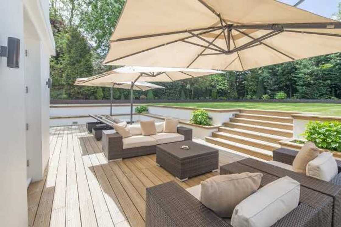 Hotunan cikin katafaren gidan Rihanna na London wanda za a siyar a 14 biliyan Hotunan cikin katafaren gidan Rihanna na London wanda za a siyar a 14 biliyan