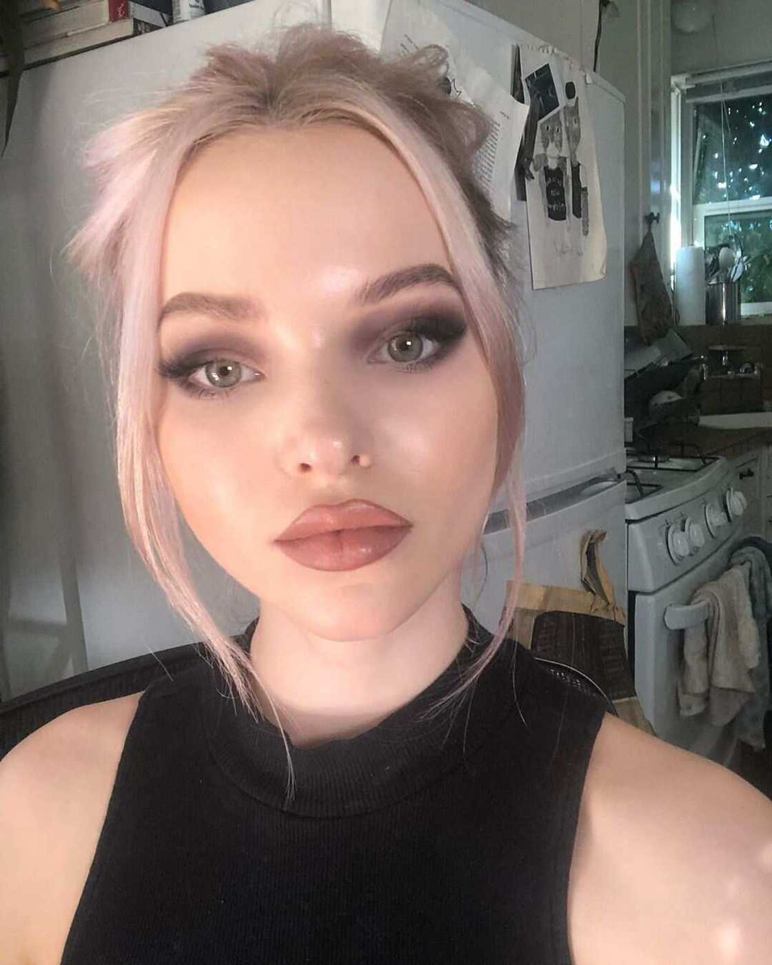 Dove Cameron lips