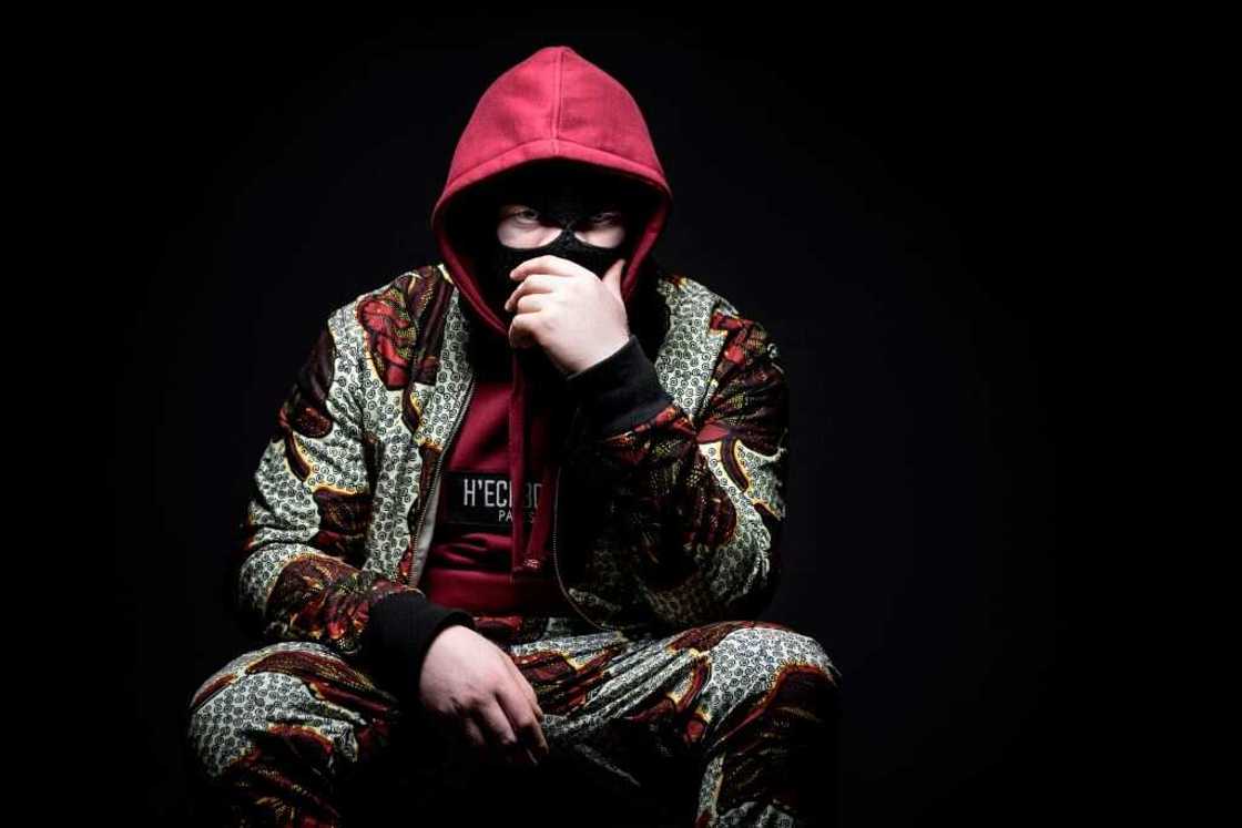 Connaissez-vous le visage de Kalash criminel ? Le rappeur sans sa cagoule Connaissez-vous le visage de Kalash criminel ? Le rappeur sans sa cagoule